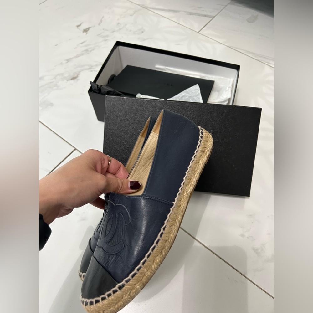 Women’s Chanel Espadrille Shoes in Navy Size 38/8 💙 - Picture 2 of 3